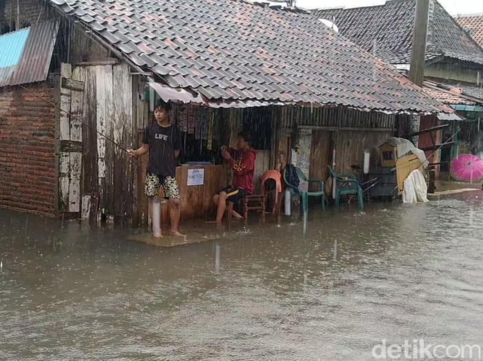 Warga Kota Pekalongan santuy mancing di tengah banjir, Jumat (19/2/2021).