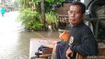 Warga Pekalongan Ramai-ramai Mancing di Tengah Banjir