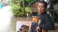 Seorang warga Jalan Tengku Umar Kota Pekalongan, Sobali, kepada detikcom, Jumat (19/2/2021) mengatakan, ia tidak memancing sendirian. Banyak warga setempat yang memanfaatkan waktu di tengah kepungan banjir dengan cara yang serupa, yakni memancing di depan rumah.