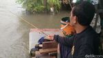 Warga Pekalongan Ramai-ramai Mancing di Tengah Banjir