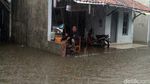 Warga Pekalongan Ramai-ramai Mancing di Tengah Banjir