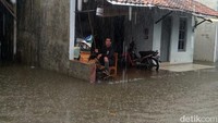 Begini keseruan warga ketika asyik memancing di tengah banjir.