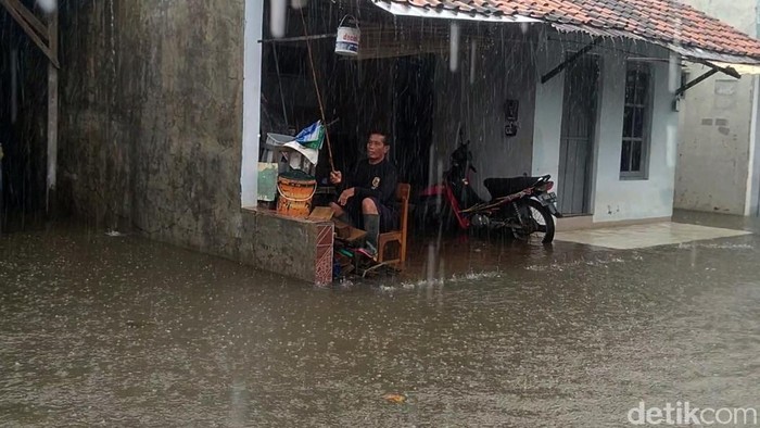 Warga Pekalongan Ramai-ramai Mancing di Tengah Banjir Sejumlah warga Pekalongan, Jawa Tengah, terlihat asyik memancing di tengah banjir. Ikan yang didapt lumayan banyak lho gaes.