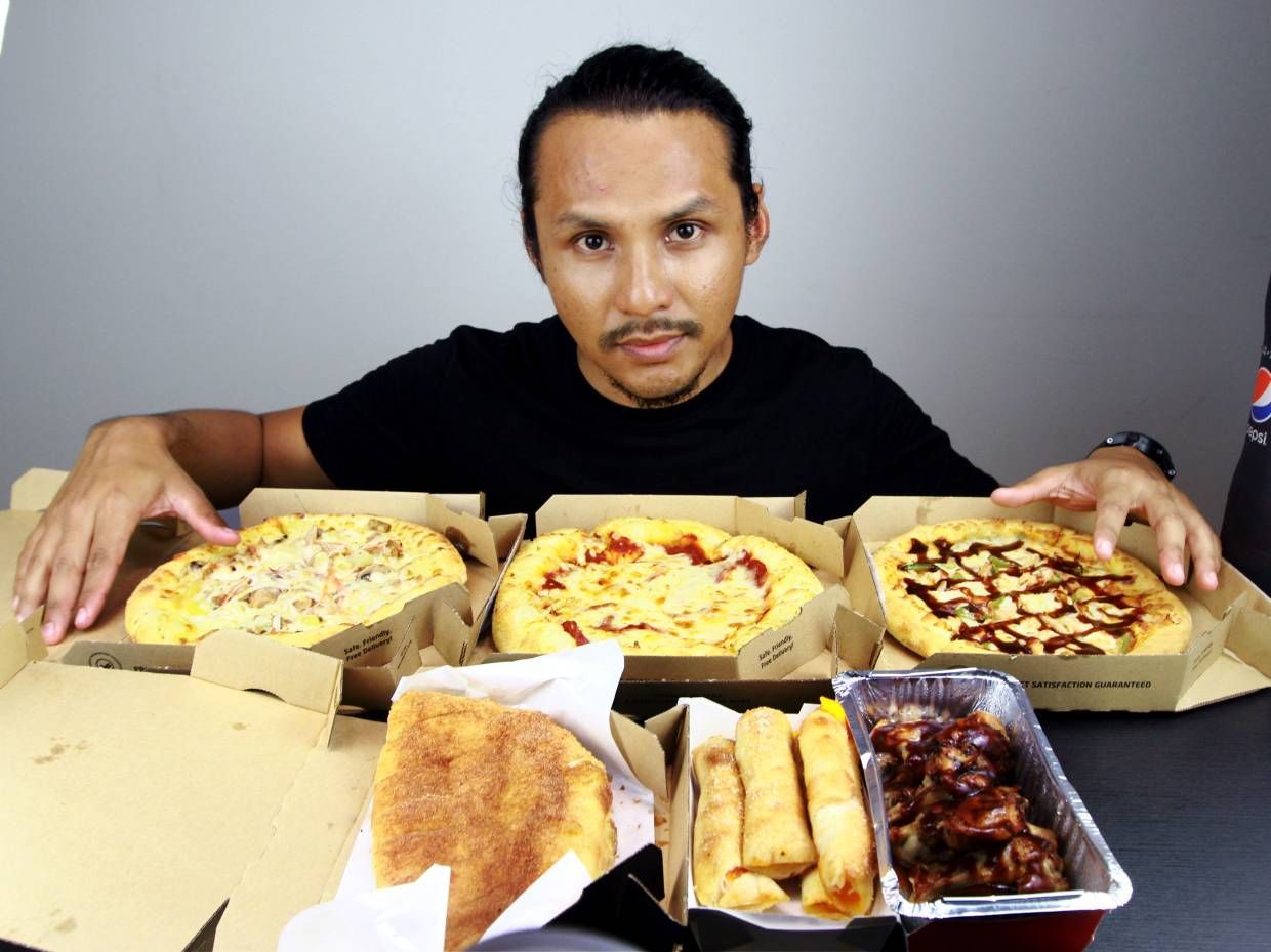 Wow! YouTuber Ini Bisa Lahap Puluhan Porsi Makanan Sekaligus