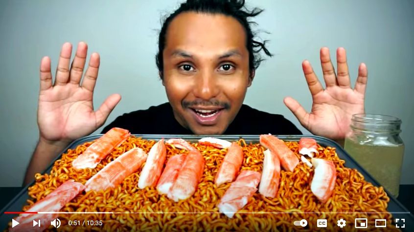 Wow! YouTuber Ini Bisa Lahap Puluhan Porsi Makanan Sekaligus