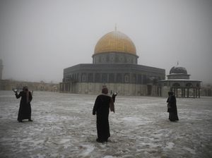 Masjid Al Aqsa dan Tembok Ratapan Diselimuti Salju