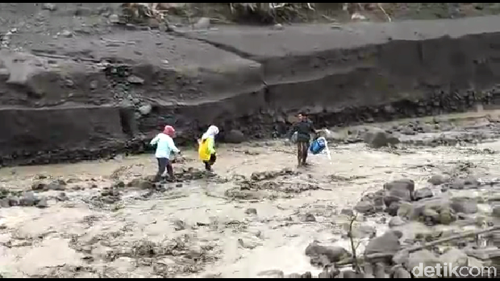 10 Warga Lumajang Sempat Terjebak Banjir Lahar Gunung Semeru