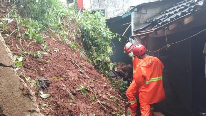 3 Rumah di Cimanggis, Depok, tertimbun longsor.. Foto dikirim narasumber Kabid Penanggulangan Bencana Dinas Damkar Kota Depok Denny Romulo.