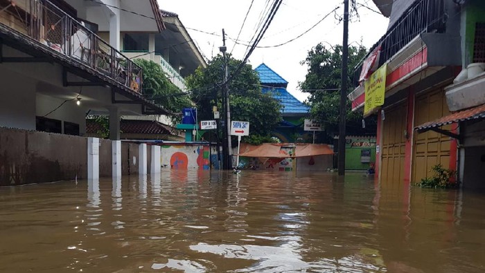 Akses jalan ke Kantor Kecamatan Mampang Prapatan, Jaksel, terendam banjir. Foto dikirimkan oleh Camat Mampang Prapatan Djaharudin.