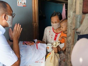 Sambil Panas-panasan, Andre Rosiade Bagikan Sembako Susuri 2.500 Rumah