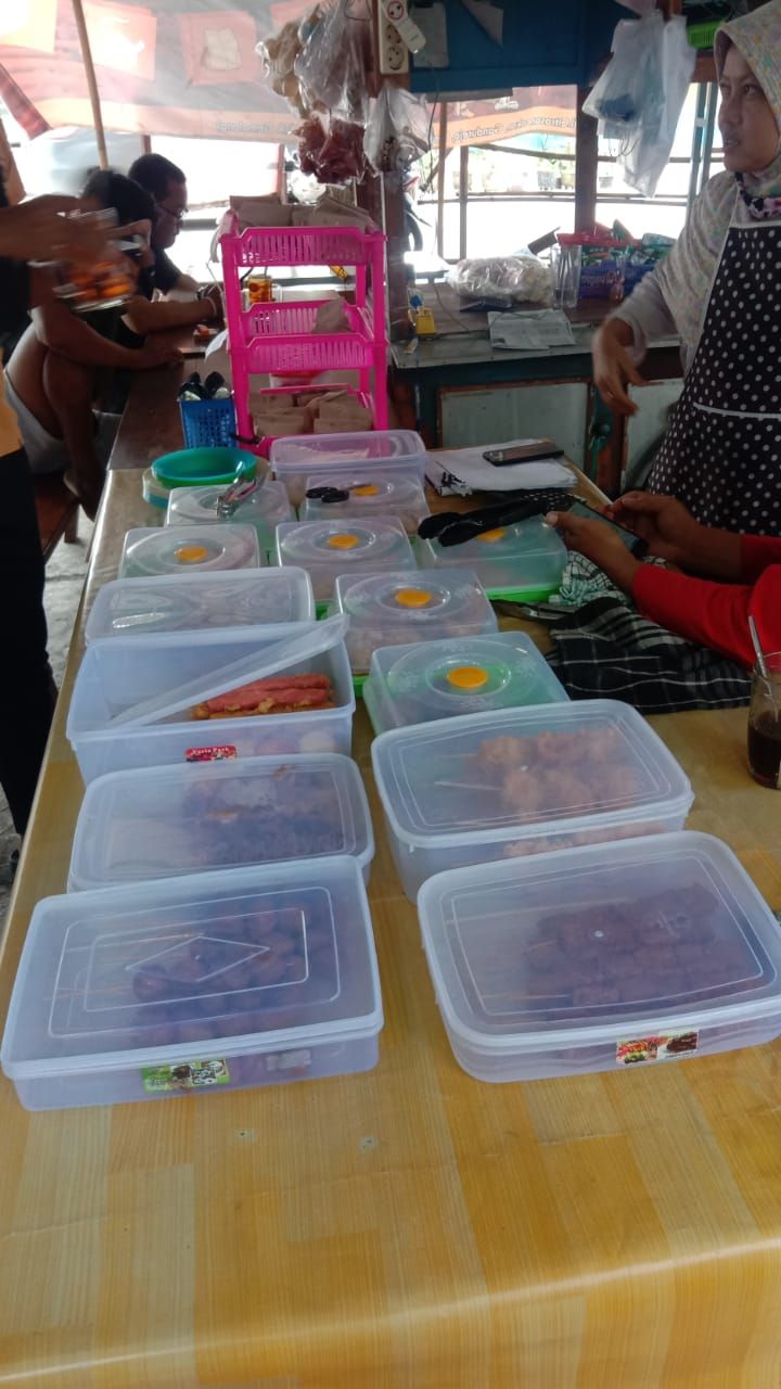 Kreatif Banget! Angkringan Ini Promosi Pakai Baliho ala Kampanye Caleg