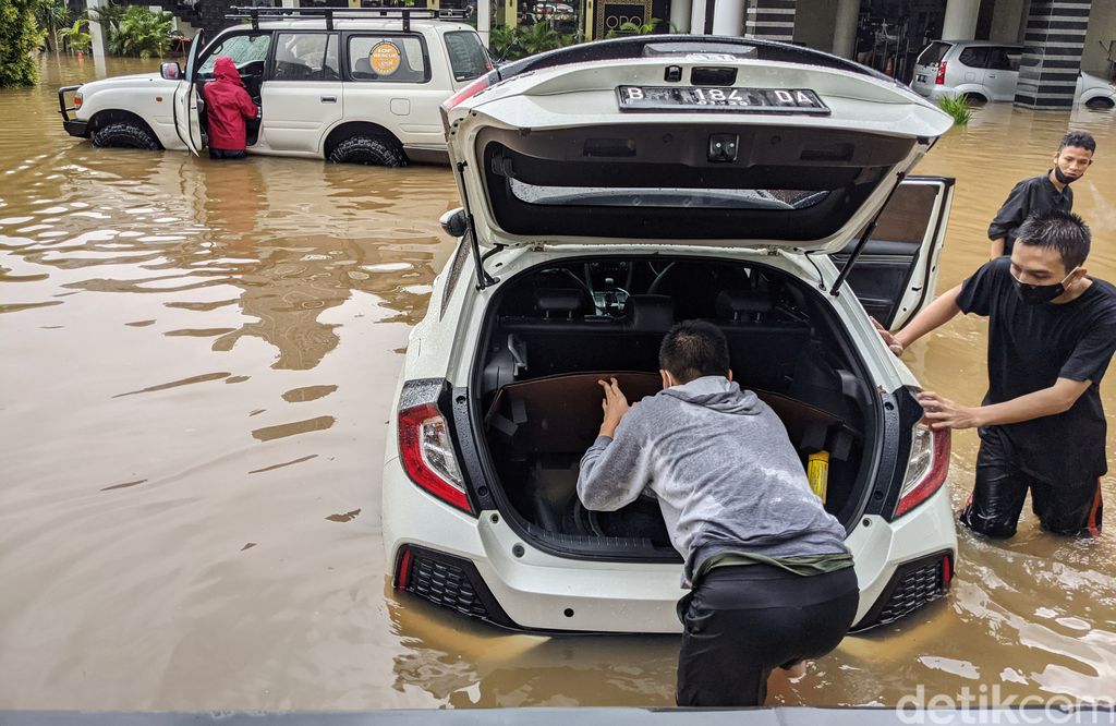 Wilayah Kemang, Jakarta Selatan (Jaksel) ikut terdampak banjir. Sejumlah mobil yang tak sempat dievakuasi pemiliknya ikut terendam banjir.