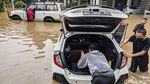 Banjir Setinggi Paha Rendam Kemang