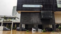 Sejumlah mobil yang terparkir terendam banjir.
