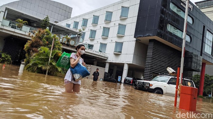 Banjir di Depan Grand Kemang Wilayah Kemang, Jakarta Selatan (Jaksel) ikut terdampak banjir. Sejumlah mobil yang tak sempat dievakuasi pemiliknya ikut terendam banjir.