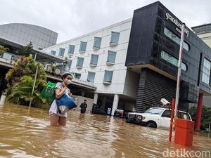 Banjir Setinggi Paha Rendam Kemang