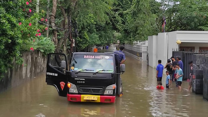 Banjir di Jalan Kemang Timur V belum surut dan tidak dapat dilalui kendaraan, Sabtu (20/2). Foto diambil pada pukul 14.30 WIB.