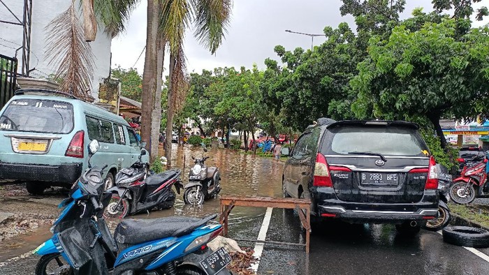 Banjir di Jalan Meruya Ilir, Jakarta Barat, Sabtu (20/2).
