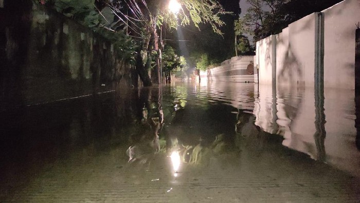 Banjir di Jl Kemang Timur V, Jaksel surut dan tinggi air kini capai 50 Cm.