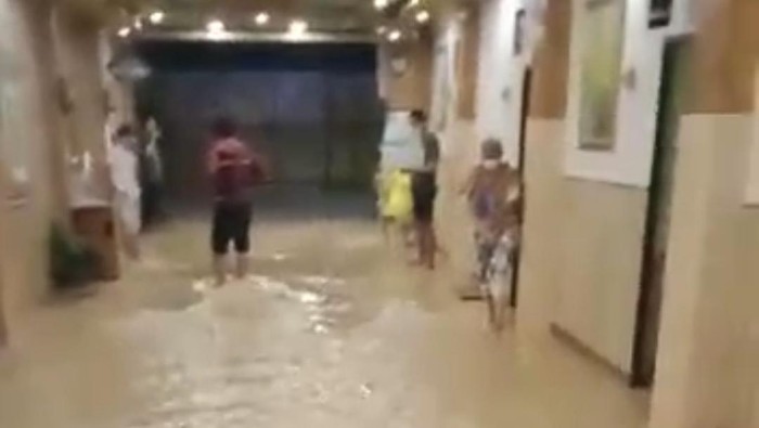 Banjir di karawang terjang tempat isolasi, 20 feb 2021