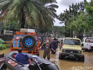 Banjir di Kemang Jaksel Belum Surut, Banyak Mobil yang Masih Terendam Air