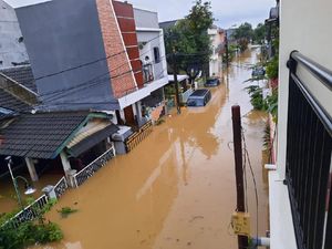 Banjir di Mekarmukti Cikarang Utara, Mobil Warga Terendam