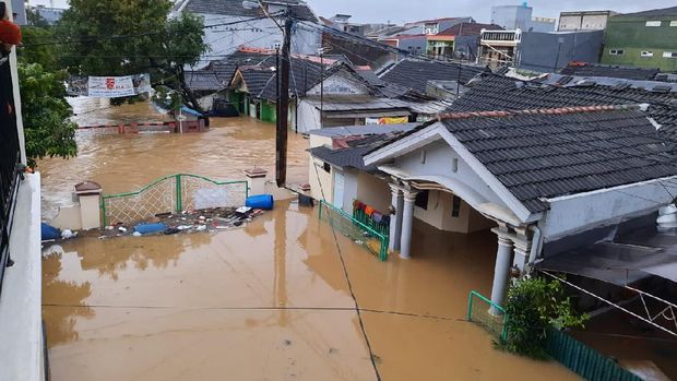 Banjir di Mekarmukti Cikarang Utara, Mobil Warga Terendam