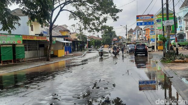 Banjir di Perumahan Puri Gading, Jati Melati, Kota Bekasi, sudah mulai surut (Yogi Ernes/detikcom)