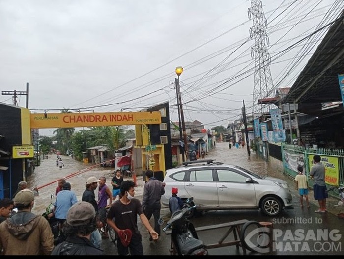 Banjir di sekitar Chandra Indah, Pondok Melati, Bekasi, 20 Februari 2021 pukul 10.00 WIB. (Yanu Burhanudin via Pasangmata)