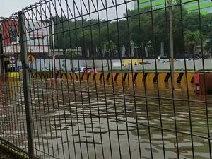Banjir di Tol JORR, Kendaraan Tak Bisa Melintas