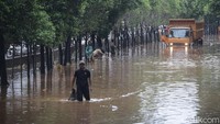 Banjir yang merendam Jalan TB Simatupang setinggi 60 cm hingga 100 cm.