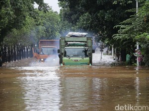 Banjir Bikin Pengusaha Mal hingga Truk Merana