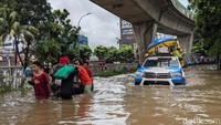 Banjir yang merendam setinggi lutut orang dewasa.