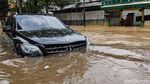 Banjir Putuskan Jalan Tendean