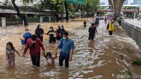 Jalan Tendean banjir di kedua arah.