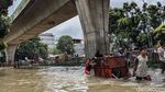 Banjir Putuskan Jalan Tendean