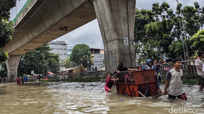 Jalan Tendean, Mampang Prapatan, Jakarta Selatan, terendam banjir. Lalu lintas di lokasi ditutup dan dialihkan.
