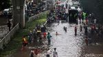 Banjir Putuskan Jalan Tendean
