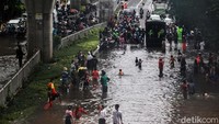 Selain BMKG, peringatan dini hujan yang berpotensi banjir juga disampaikan Lapan dan BPBD DKI Jakarta.