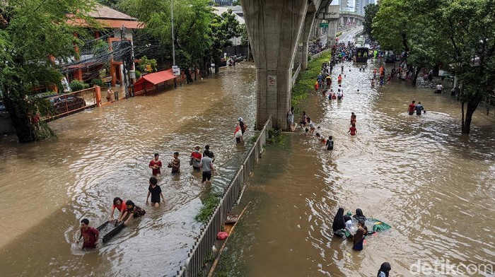 Banjir Putuskan Jalan Tendean Jalan Tendean, Mampang Prapatan, Jakarta Selatan, terendam banjir. Lalu lintas di lokasi ditutup dan dialihkan.
