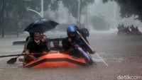 Hujan deras membuat Jalan Kemang Raya terendam banjir.