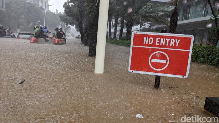 Banjir merendam Jalan Kemang Raya, Jakarta Selatan, Sabtu (20/2/2021) Ketinggian banjir mencapai 1,5 meter.
