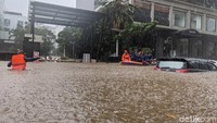 Banjir ini diperkirakan muncul sejak dini hari tadi. Pasalnya, hujan lebat terus mengguyur tak henti sejak semalam, Jumat (19/2).