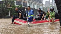 Perahu karet wara-wiri untuk mengevakusi warga.
