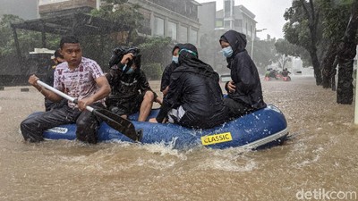 Diguyur Hujan Deras, Jalan Kemang Raya Banjir
