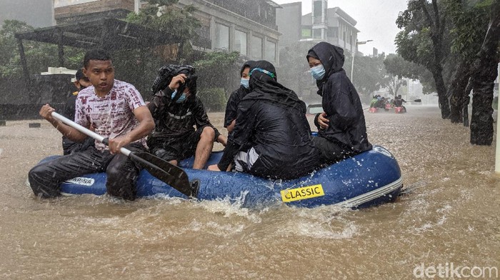 Banjir merendam Jalan Kemang Raya, Jakarta Selatan, Sabtu (20/2/2021) Ketinggian banjir mencapai 1,5 meter.