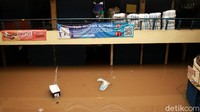 Banjir merendam sejumlah wilayah di Jakarta. Mulai dari Jakarta Selatan, Jakarta Timur, Jakarta Pusat hingga Jakarta Barat. Ketinggian banjir yang menggenangi wilayah itu pun bervariasi, dari 30 cm hingga 3 meter. (Foto: Ari Saputra/detikcom)
