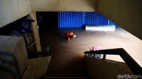 Sebagian pedagang mengevakuasi barang dagangan ke lantai 2.