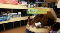 Tampak sejumlah karung berisi pakaian dikumpulkan di lantai 2 Pasar Cipulir. 