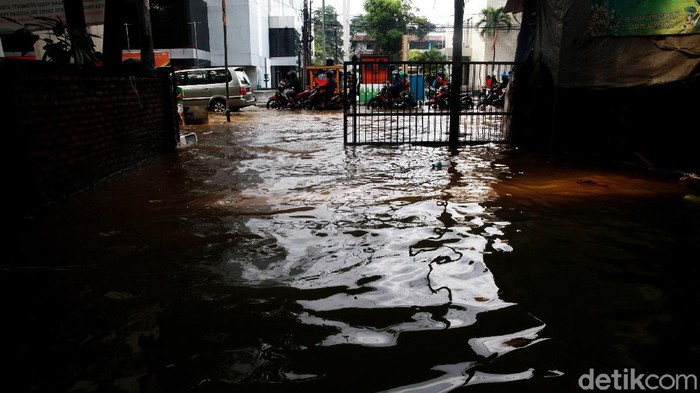 Pasir Cipulir juga terendam banjir, Sabtu (21/2/2021). Banjir disebabkan oleh meluapkan Kali Pesanggrahan.